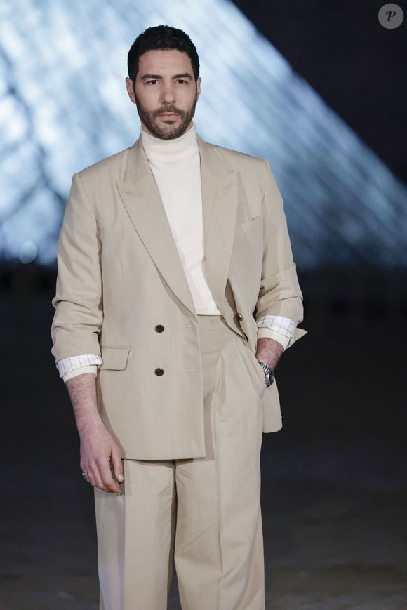 Il est associé et gérant de structures basées à Courbevoie et Neuilly-sur-Seine.

Tahar Rahim - Arrivées au Grand Dîner du Louvre 2026 à Paris pendant la fashion week Prêt à Porter femme automne/hiver 2026-2027 (PFW)
 © Olivier Borde / Bestimage