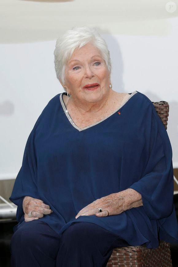 L'actrice marche également tous les jours en étant accompagnée par une professeure.

Exclusif - Line Renaud - Inauguration de la place Line Renaud a Rueil-Malmaison le 22 Juin 2024.
© Jlppa / Bestimage