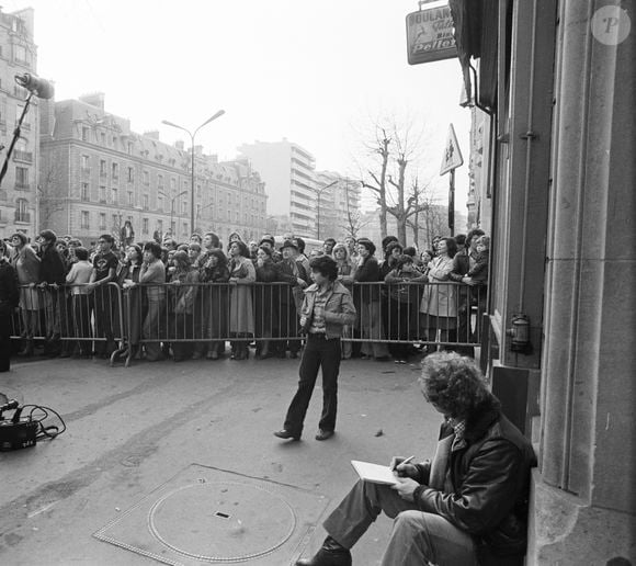 En 1978, l'artiste s'était accidentellement électrocutée dans sa chic résidence, située au 46 boulevard Exelmans, dans le 16ème arrondissement de Paris.


Archives - En France, à Paris, 46 boulevard Exelmans, des personnes en pleurs rassemblées devant l'immeuble du chanteur Claude François à l'annonce de son décès le 11 mars 1978