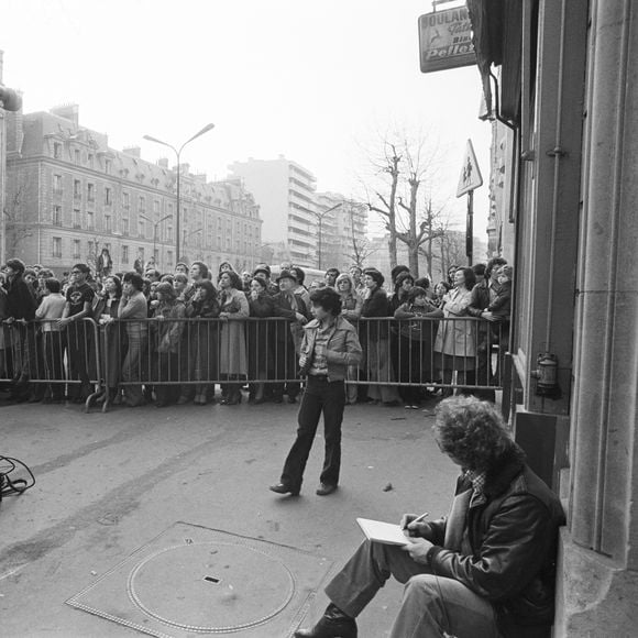 En 1978, l'artiste s'était accidentellement électrocutée dans sa chic résidence, située au 46 boulevard Exelmans, dans le 16ème arrondissement de Paris.


Archives - En France, à Paris, 46 boulevard Exelmans, des personnes en pleurs rassemblées devant l'immeuble du chanteur Claude François à l'annonce de son décès le 11 mars 1978