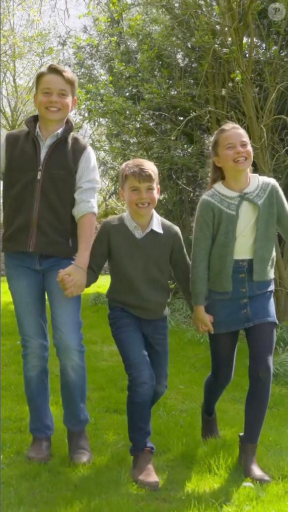 Le prince George célèbre son 12e anniversaire tout sourire, accompagné de ses frères et sœurs, la princesse Charlotte, 10 ans, et le prince Louis, 7 ans, dans une vidéo tournée dans les coulisses d'une séance photo.©JLPPA / Bestimage