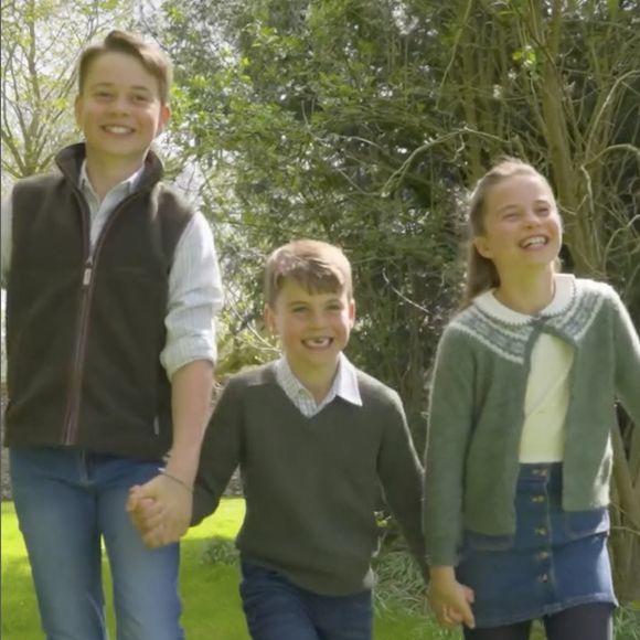 Le prince George célèbre son 12e anniversaire tout sourire, accompagné de ses frères et sœurs, la princesse Charlotte, 10 ans, et le prince Louis, 7 ans, dans une vidéo tournée dans les coulisses d'une séance photo.©JLPPA / Bestimage