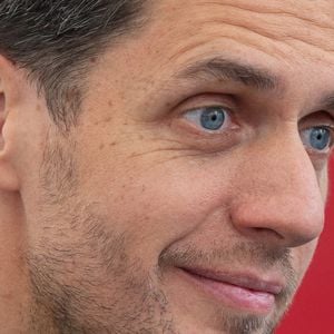 Le chanteur Grand Corps Malade (Fabien Marsaud) assiste au dévoilement d'une statue représentant Charles Aznavour à Paris, en France, le 22 mai 2021. Photo : Aurore Marechal/ABACAPRESS.COM