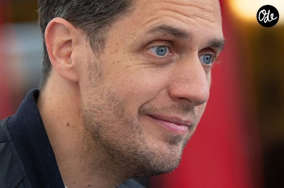 Le chanteur Grand Corps Malade (Fabien Marsaud) assiste au dévoilement d'une statue représentant Charles Aznavour à Paris, en France, le 22 mai 2021. Photo : Aurore Marechal/ABACAPRESS.COM