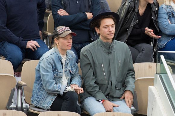 Le jeune Isaac est ainsi apparu face à la mer, mais dos à l'objectif, afin de ne pas dévoiler son visage

Mélanie Thierry et son compagnon le chanteur Raphael en tribunes lors des Internationaux de France de tennis de Roland Garros à Paris, France, le 26 mai 2022.