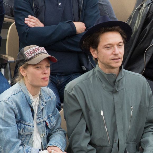 Le jeune Isaac est ainsi apparu face à la mer, mais dos à l'objectif, afin de ne pas dévoiler son visage

Mélanie Thierry et son compagnon le chanteur Raphael en tribunes lors des Internationaux de France de tennis de Roland Garros à Paris, France, le 26 mai 2022.