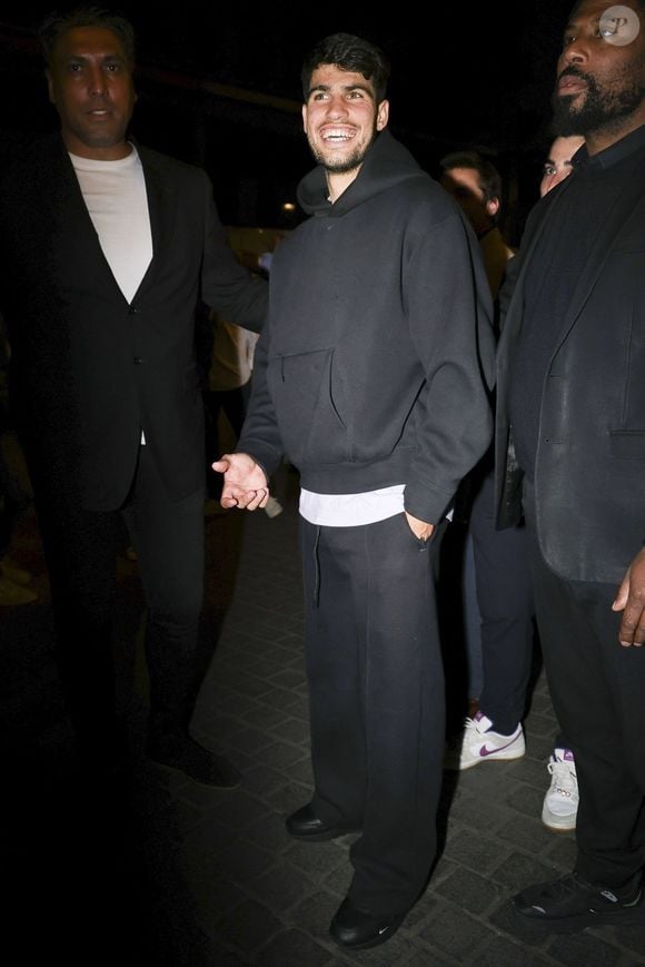 Carlos Alcaraz est allé fêter sa victoire avec ses amis dans un restaurant à Paris le 8 juin 2025. En sortant du restaurant Alcaraz a cherché son chauffeur qui était introuvable...Il a finalement appelé un Uber pour rentrer à son hôtel. Crédit photo : Backgrid USA / Bestimage