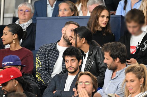 Natalie Portman et son fils Aleph, Christina Milian et son mari M. Pokora (Matt Pokora), Mathieu Vergne et sa femme Ophélie Meunier, Kamel Isker, Alexis Michalik - Célébrités dans les tribunes lors du match de qualification pour la Coupe du Monde 2026 entre la France et l'Islande (2-1) au Parc des Princes à Paris le 9 septembre 2025. © Lionel Urman/Bestimage