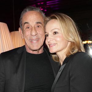 Malheureusement, l'homme en noir n'aura pas eu le temps d'en profiter.

Thierry Ardisson et sa femme Audrey Crespo-Mara - Défilé rétrospectif Nathalie Garçon à l'occasion de ses 35 ans de sa marque lors d'une closing party à l'hôtel Raphael à Paris le 19 novembre 2024.
 © Coadic Guirec/Bestimage