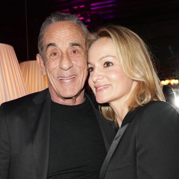 Malheureusement, l'homme en noir n'aura pas eu le temps d'en profiter.

Thierry Ardisson et sa femme Audrey Crespo-Mara - Défilé rétrospectif Nathalie Garçon à l'occasion de ses 35 ans de sa marque lors d'une closing party à l'hôtel Raphael à Paris le 19 novembre 2024.
 © Coadic Guirec/Bestimage