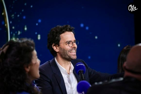 Après avoir remercié les "1 268 invités" de l'émission et toutes les équipes d'Europe 1, il a enlacé ses collaborateurs avec beaucoup d'émotion.

Thomas Isle fête la 500 ème de "Culture Médias" sur Europe 1 en présence de nombreux invités, à Paris, France, le 23 janvier 2026.

© Jack Tribeca/Bestimage