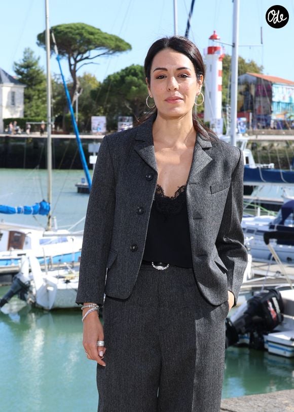 Dans cette fiction, la comédienne joue le rôle d'une avocat qui découvre qu'elle est atteinte d'un cancer du sein

Sofia Essaidi - Photocall du téléfilm "Au Sein des Autres" (Compétition) lors de la 28ème édition du festival de la Fiction à la Rochelle, le 16 septembre 2026. © Denis Guigenbourg / Bestimage