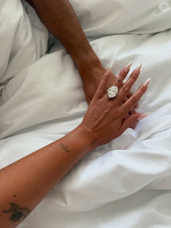 La mannequin y dévoile surtout une incroyable bague de fiançailles de 37 carats, valorisée à environ 5 millions d'euros.

Cristiano Ronaldo et Georgina Rodriguez ont annoncé leurs fiançailles sur Instagram le 11 août 2025.