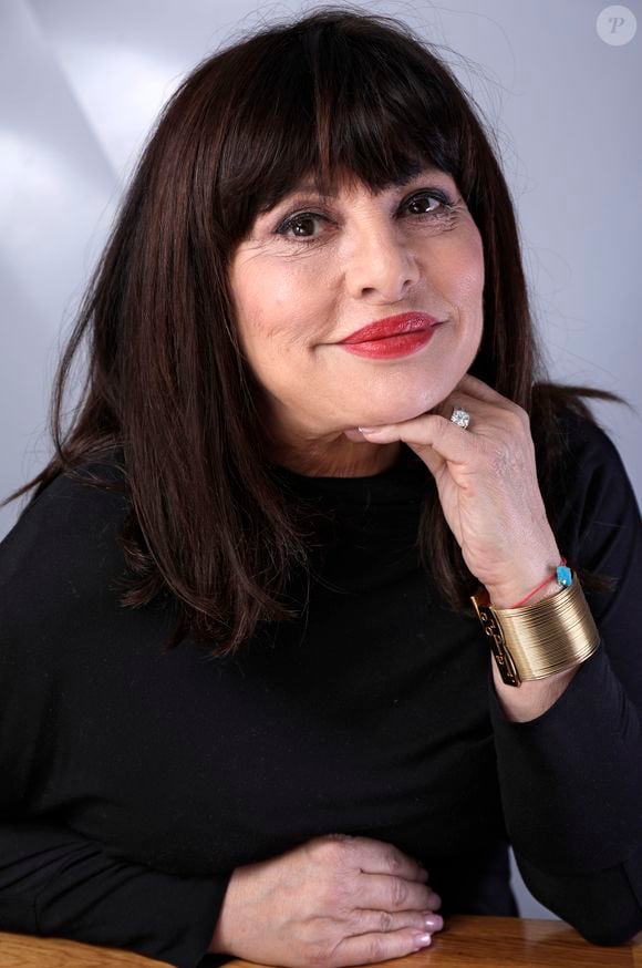 Mais l’héritage d’Emmanuel ne se limite pas à la musique. Il a aussi reçu de sa mère un don singulier : la médiumnité.

Portrait de Genevieve Delpech Femme du chanteur Michel Delpech et mere de Pauline Delpech 2015