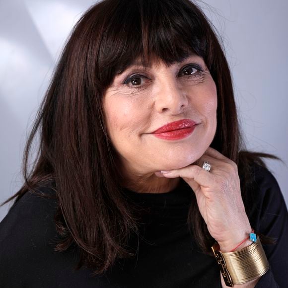 Mais l’héritage d’Emmanuel ne se limite pas à la musique. Il a aussi reçu de sa mère un don singulier : la médiumnité.

Portrait de Genevieve Delpech Femme du chanteur Michel Delpech et mere de Pauline Delpech 2015