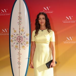 Lyna Khoudri voix du film d'animation "In Waves" de la réalisatrice Phuong-Maî Nguyen, au photocall du Biarritz Film Festival - Nouvelles Vagues 2026 au théâtre de la Gare du Midi à Biarritz, le 26 juin 2026. 

© Jean-Marc Lhomer / Bestimage