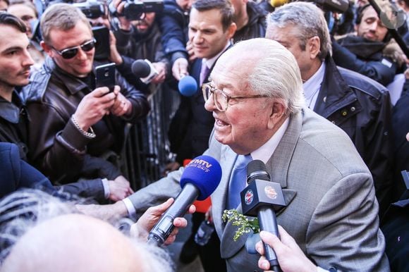 L'ancien président du Front Nationl Jean-Marie Le Pen lors du rassemblement dissident en hommage à Jeanne d'Arc, place des Pyramides à Paris, le 1er mai 2016.