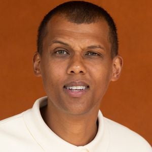Le chanteur, discret depuis plusieurs années, continue de se tenir loin des projecteurs.
Stromae lors des Internationaux de France de Tennis de Roland Garros 2026, à Paris, France, le 7 juin 2026.
© Jacovides / Moreau / Bestimage
