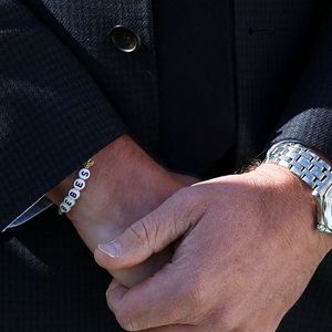 Le prince et la princesse sont apparus avec des bracelets d'amitié.

Le prince William, prince de Galles, et Kate Middleton, princesse de Galles, visitent l'école maternelle et primaire de Farnborough Road, pour montrer leur soutien continu à la communauté de Southport après l'attaque  au cours de laquelle trois filles, Alice da Silva Aguiar, Bebe King et Elsie Dot Stancombe, ont été tragiquement tuées lors d'un cours de danse à Southport, Merseyside, Royaume-Uni. © Julien Burton / Bestimage