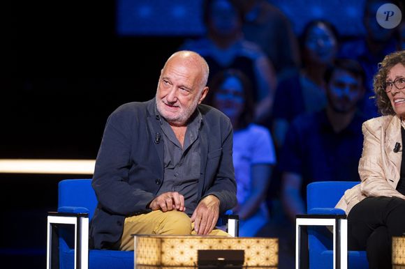 Exclusif - François Berléand et Mireille Dumas lors de l'enregistrement de l'émission "La Boîte à secrets", présentée par F.Bollaert et diffusée le 26 septembre 2025 sur France 3, dans les studios du Lendit à Saint-Denis, Seine Saint-Denis, France, le 8 septembre 2025. © Pierre Perusseau/Bestimage