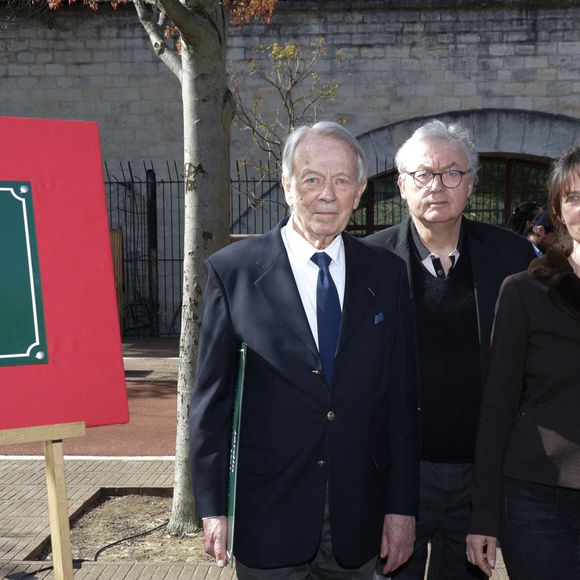 L'espace vert a été baptisé 'Jardin Charlotte Valandrey' et se trouve au sein de la commune du XIlème arrondissement de la capitale.

Exclusif - Dominique Besnehard, Jean-Pierre Pascal (Père de Charlotte Valandrey), Aude (soeur de Charlotte Valandrey) et Audrey Pécome lors de la cérémonie de dénomination d’un jardin en hommage à Charlotte Valandrey, au 17 rue Hector Malot dans le XIlème arrondissement de Paris, France, le 4 avril 2025. © Coadic Guirec/Bestimage