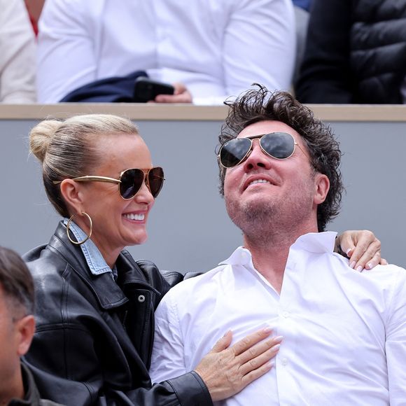Laeticia Hallyday et son compagnon Frédéric Suant très amoureux dans les tribunes lors des Internationaux de France de Tennis de Roland Garros 2025, à Paris, France, le 26 mai 2025. © Jacovides-Moreau/Bestimage
