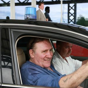 Gerard Depardieu montre sa feuille dimposition, qui prouve qu'il est enregistre en tant qu'entrepreneur en Russie, a Saransk, le 20 mai 2013.
ITAR TASS / BESTIMAGE