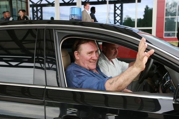 Gerard Depardieu montre sa feuille dimposition, qui prouve qu'il est enregistre en tant qu'entrepreneur en Russie, a Saransk, le 20 mai 2013.
ITAR TASS / BESTIMAGE