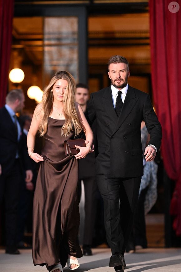 David Beckham et sa fille Harper Seven sortent de l'hôtel La Réserve Paris - Hotel and Spa pour se rendre au défilé de Victoria en marge de la Fashion Week de Paris (PFW), à Paris, France, le 7 mars 2025. © Pierre Perusseau/Bestimage