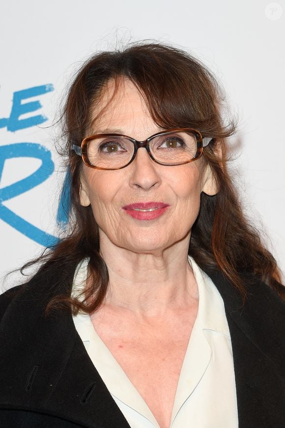 Elle confiait : "Mes copains, ils partaient dans les îles pour se reposer. Mais je leur disais : 'Je vais brouter de l’herbe.' C’est ce que je faisais. Littéralement. Je me roulais dans l’herbe mouillée."
Chantal Lauby - Avant-première du film "Le Brio" au cinéma Gaumont Opéra à Paris, le 21 novembre 2017. © Coadic Guirec/Bestimage
