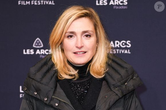 Sur Europe 1, l'actrice n'a pas fait semblant de réfléchir 107 ans avant de sortir du tac-o-tac : 

Julie Gayet assiste à la cérémonie d'ouverture du Festival du film des Arcs 2024 à Bourg-Saint-Maurice, Les Arcs, France, le 14 décembre 2024. Photo par Aurore Marechal/ABACAPRESS.COM