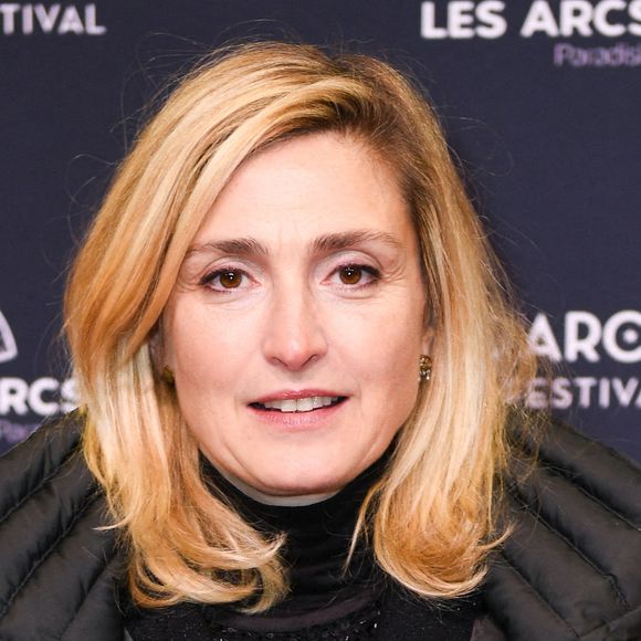 Sur Europe 1, l'actrice n'a pas fait semblant de réfléchir 107 ans avant de sortir du tac-o-tac : 

Julie Gayet assiste à la cérémonie d'ouverture du Festival du film des Arcs 2024 à Bourg-Saint-Maurice, Les Arcs, France, le 14 décembre 2024. Photo par Aurore Marechal/ABACAPRESS.COM