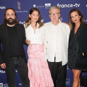 est au casting de "Dix pour cent, le film"
Vincent Macaigne, Laetitia Casta, Dominique Besnehard et Camille Cottin au photocall de la cérémonie de clôture lors de la 19ème édition du festival du film francophone d'Angoulême, France, le 29 août 2026. © Coadic Guirec/Bestimage