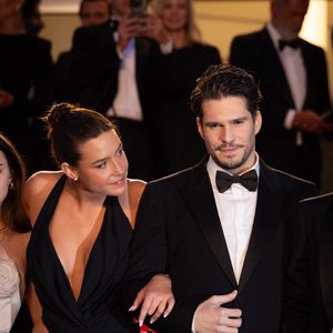 Adèle Exarpopoulos, François Civil quittent le tapis rouge de "L'Amour Ouf" lors de la 77e édition du Festival de Cannes au Palais des Festivals le 23 mai 2024 à Cannes, France. Photo par Shootpix/ABACAPRESS.COM