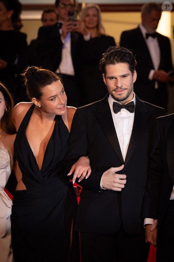 Adèle Exarpopoulos, François Civil quittent le tapis rouge de "L'Amour Ouf" lors de la 77e édition du Festival de Cannes au Palais des Festivals le 23 mai 2024 à Cannes, France. Photo par Shootpix/ABACAPRESS.COM