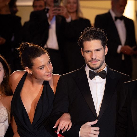 Adèle Exarpopoulos, François Civil quittent le tapis rouge de "L'Amour Ouf" lors de la 77e édition du Festival de Cannes au Palais des Festivals le 23 mai 2024 à Cannes, France. Photo par Shootpix/ABACAPRESS.COM