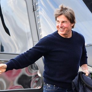 Londres - Le héros d'Hollywood, Tom Cruise, arrive à Londres en hélicoptère avec sa sœur Marian, alors que sa fille Suri commence sa nouvelle vie d'étudiante à Carnegie Mellon.
©Backgrid UK/ Bestimage