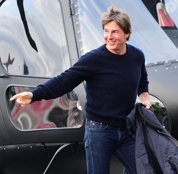 Londres - Le héros d'Hollywood, Tom Cruise, arrive à Londres en hélicoptère avec sa sœur Marian, alors que sa fille Suri commence sa nouvelle vie d'étudiante à Carnegie Mellon.
©Backgrid UK/ Bestimage