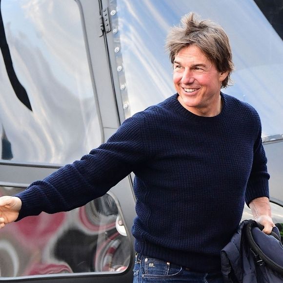 Londres - Le héros d'Hollywood, Tom Cruise, arrive à Londres en hélicoptère avec sa sœur Marian, alors que sa fille Suri commence sa nouvelle vie d'étudiante à Carnegie Mellon.
©Backgrid UK/ Bestimage