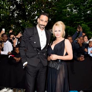 Dans ses mémoires sorties en 2023 et intitulées Love, Pamela, Pamela Anderson avait même révélé avoir été "trahie" par son ex Adil Rami avec lequel elle a été en couple de mai 2017 à juin 2019. 

Adil Rami et sa compagne Pamela Anderson arrivent à la 28ème cérémonie des trophées UNFP (Union nationale des footballeurs professionnels) au Pavillon d'Armenonville à Paris, France, le 19 mai 2019. Panoramic / Bestimage