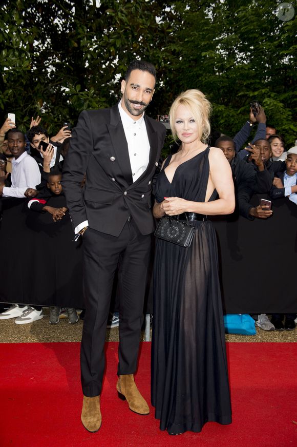 Dans ses mémoires sorties en 2023 et intitulées Love, Pamela, Pamela Anderson avait même révélé avoir été "trahie" par son ex Adil Rami avec lequel elle a été en couple de mai 2017 à juin 2019. 

Adil Rami et sa compagne Pamela Anderson arrivent à la 28ème cérémonie des trophées UNFP (Union nationale des footballeurs professionnels) au Pavillon d'Armenonville à Paris, France, le 19 mai 2019. Panoramic / Bestimage