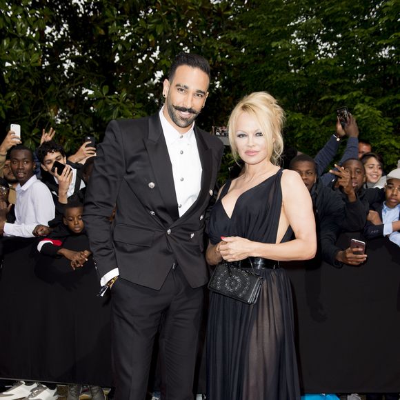 Dans ses mémoires sorties en 2023 et intitulées Love, Pamela, Pamela Anderson avait même révélé avoir été "trahie" par son ex Adil Rami avec lequel elle a été en couple de mai 2017 à juin 2019. 

Adil Rami et sa compagne Pamela Anderson arrivent à la 28ème cérémonie des trophées UNFP (Union nationale des footballeurs professionnels) au Pavillon d'Armenonville à Paris, France, le 19 mai 2019. Panoramic / Bestimage