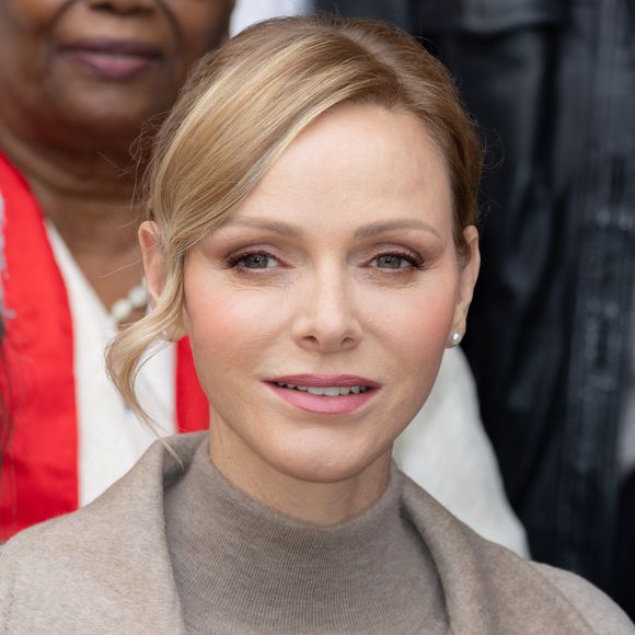 Albert et Charlene de Monaco remettent les cadeaux aux personnes âgées au siège de la Croix Rouge, dans le cadre des célébrations de la Fête Nationale monégasque, le 14 novembre 2025. © Olivier Huitel/Pool Monaco/Bestimage