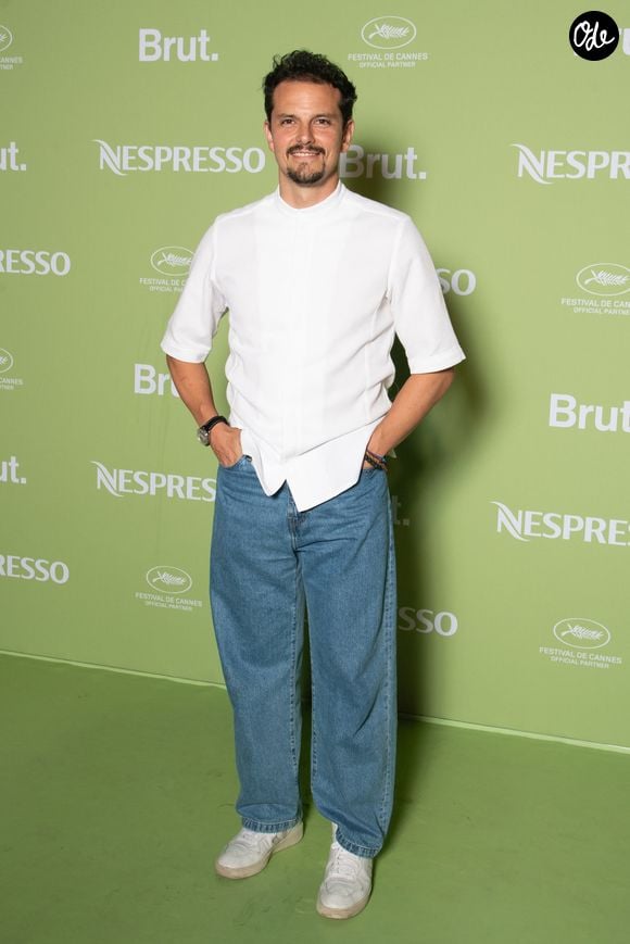 "On va vous partager des liens, on est en contact avec le consulat pour partager des liens où vous pouvez faire des dons et voir comment on peut aider le pays."

Juan Arbelaez - Soirée Nespresso x Brut 2025 lors du 78ème Festival de Cannes à La Plage Nespresso le 15 mai 2025. © Lionel Urman/Bestimage