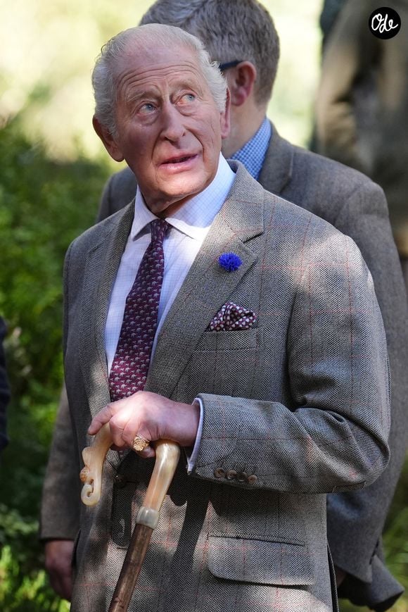 Le roi Charles III se rend au parc national de Cairngorms et rencontre les personnes ayant joué un rôle essentiel dans la maîtrise des incendies de Glenmore et d'Abernethy, qui ont ravagé plus de 3 300 hectares de terres dans les Highlands écossais (Royaume-Uni) le 16 septembre 2026.
Crédit : Julien Burton / Bestimage