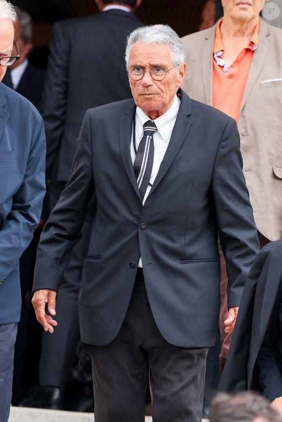 "Maman finalement culpabilise et se dit 'Je l'ai élevée sans père et je me prends un retour de bâton parce qu'elle cherche le père", a-t-elle confié.

Jean-Marie Périer - Sortie des obsèques de l'auteure-compositrice-interprète et actrice française Françoise Hardy au crématorium du cimetière du Père-Lachaise à Paris, France, le 20 juin 2024. © Jacovides-Moreau/Bestimage