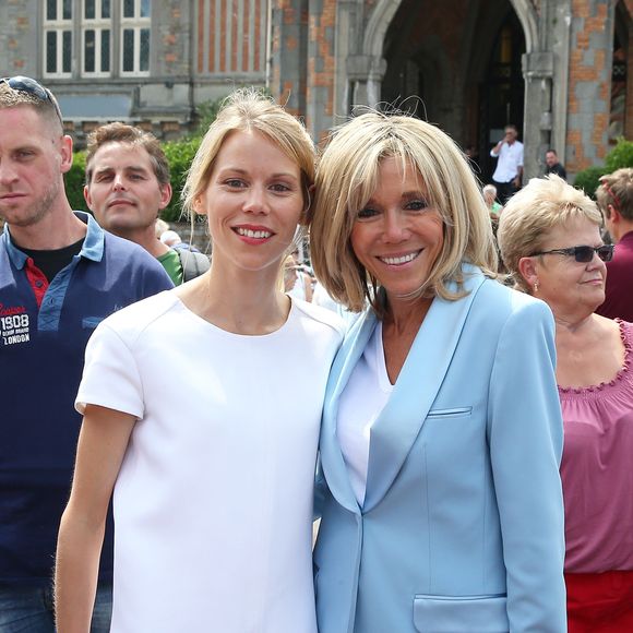 Elle n'est que soutien pour sa fille tant aimée

La première dame Brigitte Macron (Trogneux) et sa fille Tiphaine Auzière vont voter à la mairie du Touquet pour le second tour des législatives, au Touquet le 18 juin 2017. © Sébastien Valiela-Dominique Jacovides/Bestimage