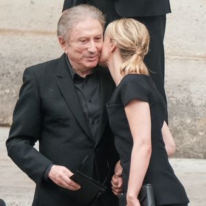 mais il n'a pu éviter les demandes de selfies de passants, embarrassantes vu le contexte.

Michel Drucker et Audrey Crespo-Mara - Sorties des obsèques de Thierry Ardisson en l’église Saint-Roch de Paris, France, le 17 juillet 2025. © Bestimage