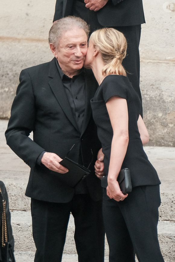 mais il n'a pu éviter les demandes de selfies de passants, embarrassantes vu le contexte.

Michel Drucker et Audrey Crespo-Mara - Sorties des obsèques de Thierry Ardisson en l’église Saint-Roch de Paris, France, le 17 juillet 2025. © Bestimage