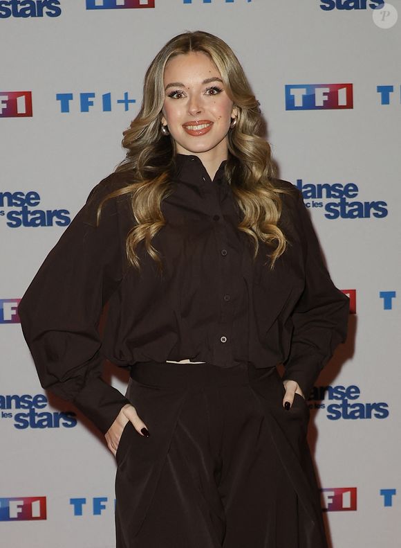 Emma s’entraîne dans des conditions exigeantes avec seulement quelques jours de répétitions

Emma Broyon - Photocall de lancement de la saison 2026 de "Danse avec les stars" (DALS) au siège de TF1 à Boulogne-Billancourt le 18 décembre 2025. © Coadic Guirec/Bestimage